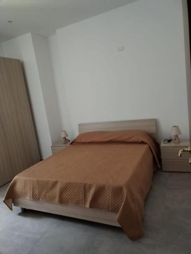 - une chambre blanche avec un lit dans l'établissement appartamenti mare, à Siderno Marina