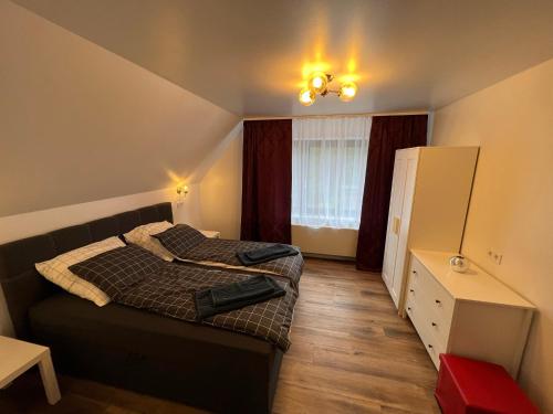- une petite chambre avec un lit et une fenêtre dans l'établissement Ferienwohnung Isabela, à Löhne