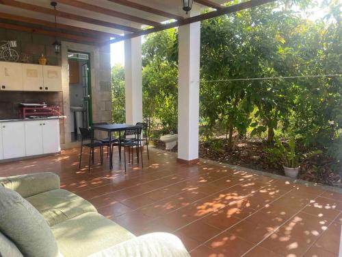 a patio with a table and chairs and a kitchen at Casita Lily in Las Palmas de Gran Canaria