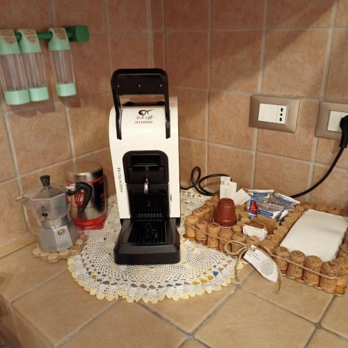 a coffee maker sitting on top of a counter at La Casetta in Treglio