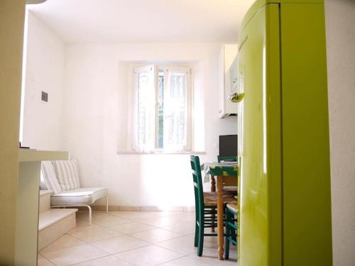 kuchnia z zielonymi drzwiami do salonu w obiekcie Rimini in villa w Rimini
