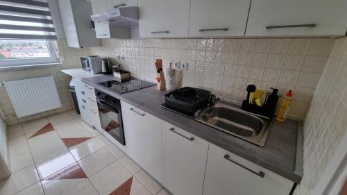 Η κουζίνα ή μικρή κουζίνα στο Apartman Nora