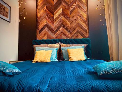 ムロンゴヴォにあるApartament JUNOのベッドルーム1室(木製の壁の青いベッド1台付)
