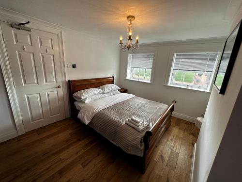 Schlafzimmer mit einem Bett und einem Kronleuchter in der Unterkunft Grammar School Yard in Hull