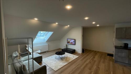 En tv och/eller ett underhållningssystem på Moderne Dachgeschosswohnung Modern Apartment