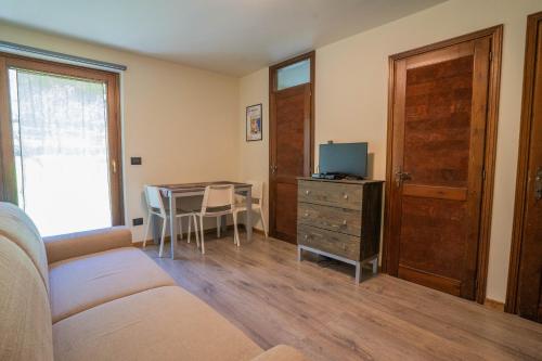sala de estar con sofá y mesa en Morgex Mont Blanc - Petite Maison - CIR Morgex 16, en Morgex