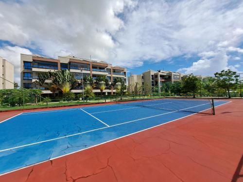 una pista de tenis frente a un edificio en Apto 3 quartos no Wai Wai - Cumbuco-Ce en Cumbuco