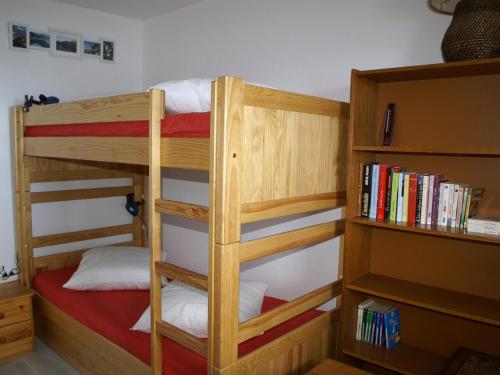 quelques lits superposés dans une chambre dans l'établissement Appartement cosy 2 chambres avec balcon, cuisine équipée, animaux acceptés - FR-1-557-91, à Les Adrets
