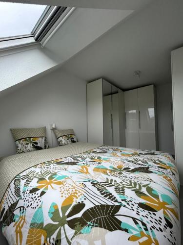 Un pat sau paturi într-o cameră la Appartement Nuage blanc