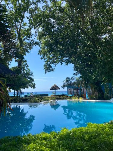 einen Pool mit Meerblick in der Unterkunft Camiguin Island Golden Sunset Beach Club in Mambajao