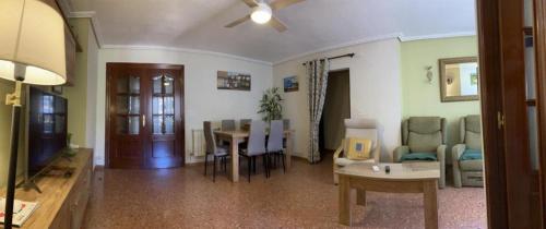 uma sala de estar com uma mesa e uma sala de jantar em Apartamento a 200m de Playa Morrongo em Benicarló