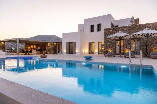 uma piscina em frente a uma villa em Golden Bay luxury villas and suites em Chrissi Akti
