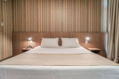 Katil atau katil-katil dalam bilik di Bello Hotel