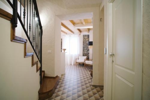 a hallway with a door leading to a living room at Casa Marinari in Scalea