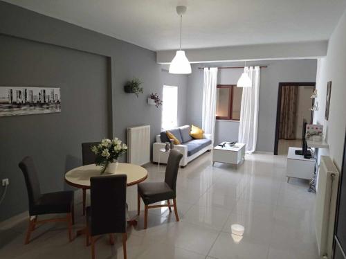 - un salon avec une table et un canapé dans l'établissement Demmy's Luxury Apartment, à Orestiáda
