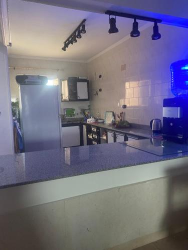 uma cozinha com um frigorífico e uma bancada em الساحل الشمالي em Abû Zeira