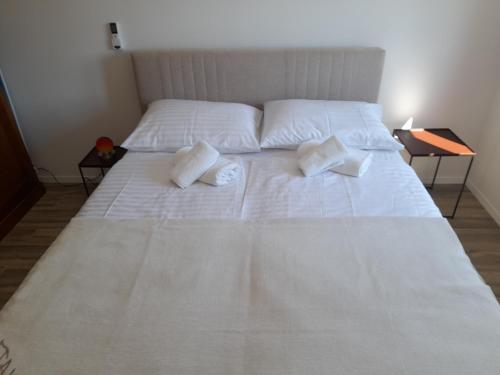 1 cama blanca grande con 2 almohadas blancas. en Ferienwohnung Marko, en Sukošan