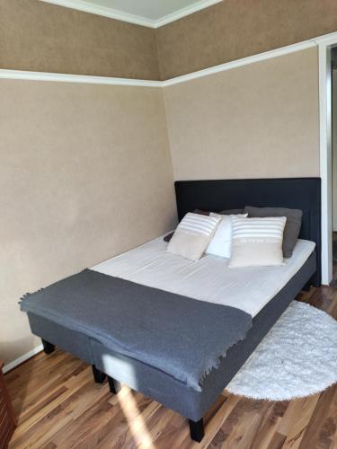een slaapkamer met een bed in een kamer bij Apartment Amuri in Tampere
