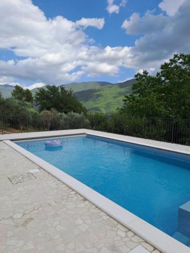 a swimming pool with a view of the mountains at Agriturismo Il Casaletto in Montefranco
