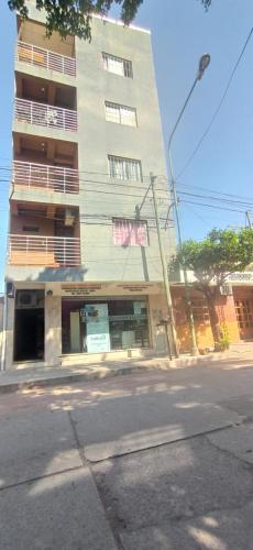 un edificio al costado de una calle en Hospedaje Turisticos., en Libertador General San Martín