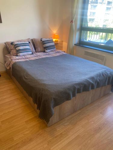 a large bed in a bedroom with a window at Cosy studios with mountain view near Bansko in Razlog