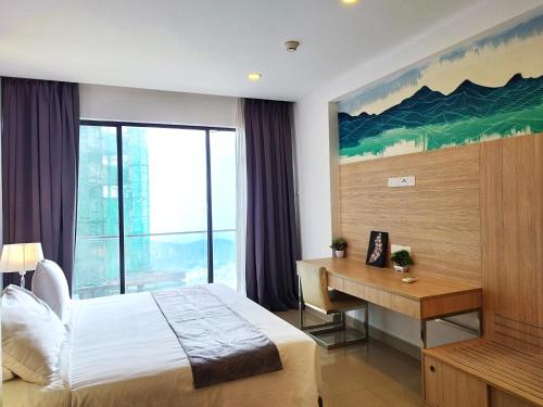 um quarto de hotel com uma cama, uma secretária e uma janela em GentingTop MistySunViewColdSty2R2B7Pax at GrdIonDelmn em Genting Highlands
