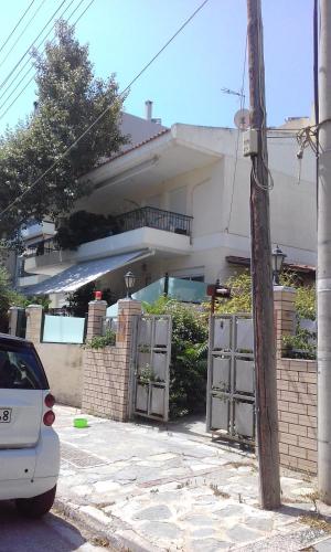 アテネにあるApartment with barbecue 1 km beachの家の前に駐車した白車