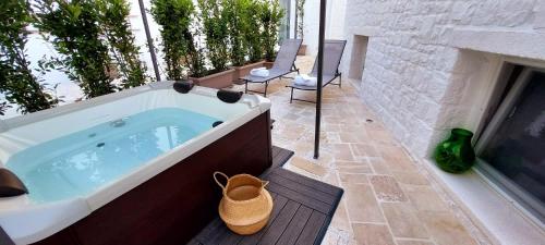 d'une baignoire installée au-dessus d'une terrasse. dans l'établissement Mirum Apuliae, à Alberobello