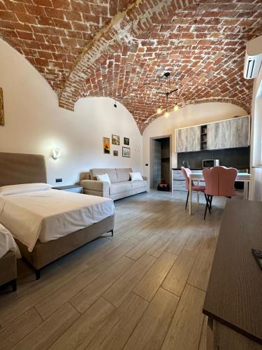 una camera con letto e muro di mattoni di Residenza Zotaj Small appartament a Casale Monferrato
