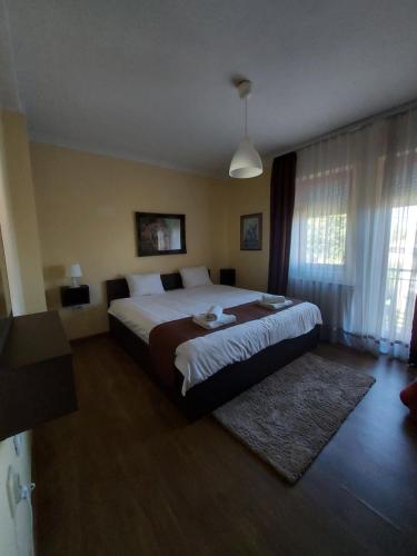 1 dormitorio con 1 cama grande en una habitación en Vila Papu en Kruševo
