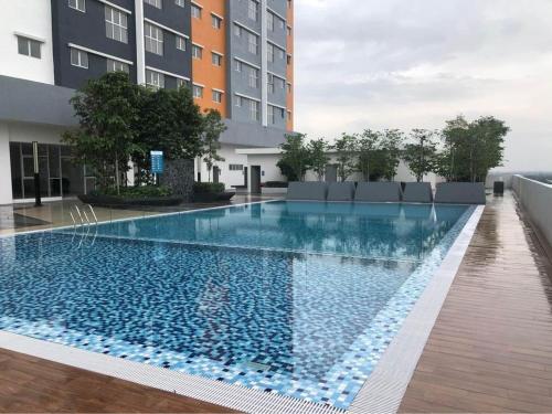 una gran piscina al lado de un edificio en Alanis D'semporna Homestay en Sepang