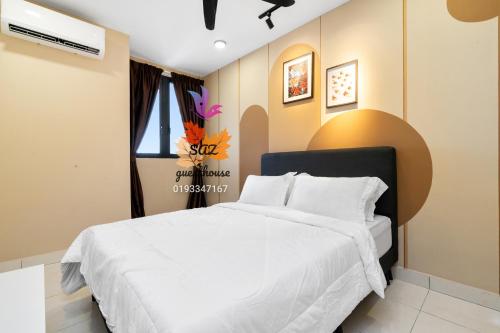 um quarto com uma grande cama branca num quarto em SAZ Ivory em Semenyih