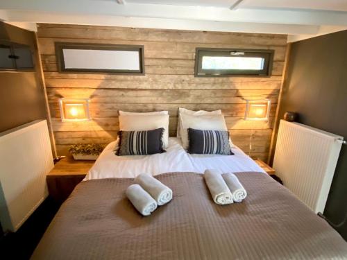 1 dormitorio con 1 cama grande y 2 almohadas en Trendy House Hattem nr4 en Hattemerbroek