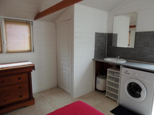 une salle de bain avec une machine à laver et un lavabo dans l'établissement Mobil home & studio 6 pers Parc de loisirs, à Talmont-Saint-Hilaire