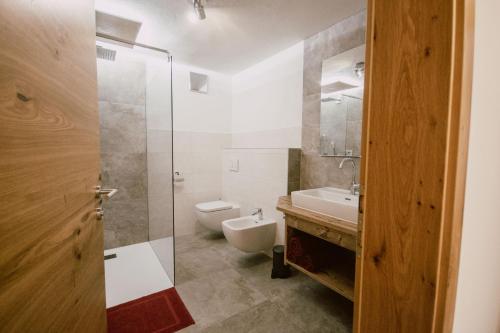 a bathroom with a toilet and a sink at Nedererhof - Ferienwohnung Gamskar in Schmirn