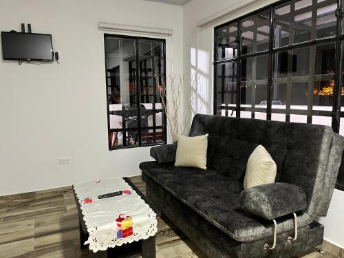 uma sala de estar com um sofá e uma mesa em El Mirador em Barbosa