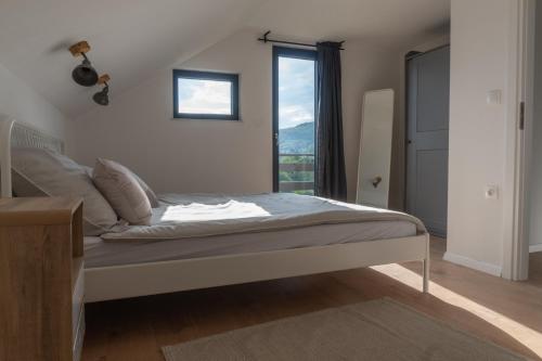 Schlafzimmer mit einem Bett und einem großen Fenster in der Unterkunft Deja View 