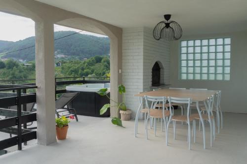 ein Esszimmer mit einem Tisch und Stühlen auf dem Balkon in der Unterkunft Deja View 
