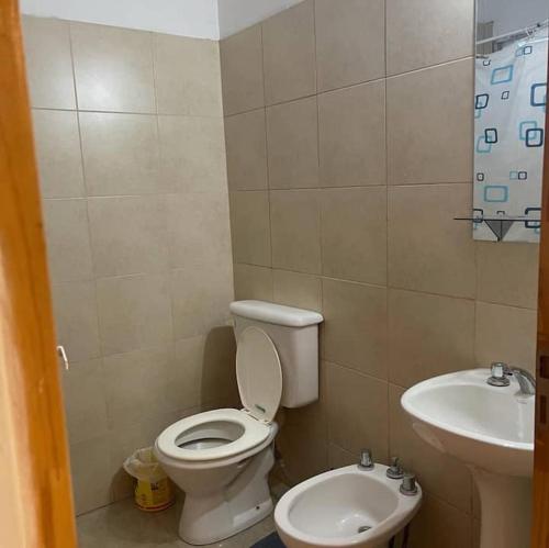 聖拉斐爾的住宿－Deptos Av Moreno，一间带卫生间和水槽的浴室