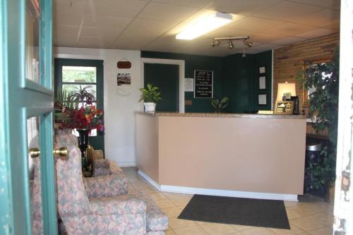 a waiting room with two chairs and a counter at Scottish Inn - Madison Heights in Madison Heights