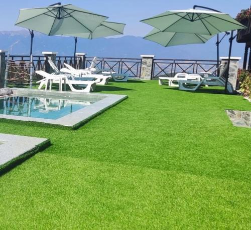 Bazén v ubytování Leshtenski Rai Guest House nebo v jeho okolí