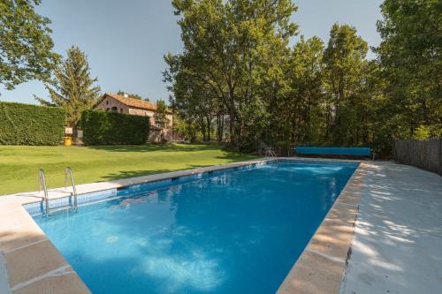 a swimming pool in the backyard of a house at Camping Susen in Saldés