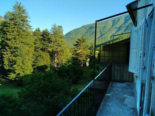 een balkon van een gebouw met uitzicht op een berg bij Villa des Lucioles 2 in Annot