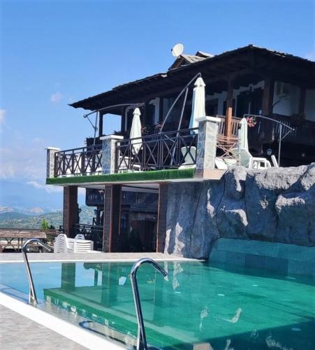 Bazén v ubytování Leshtenski Rai Guest House nebo v jeho okolí