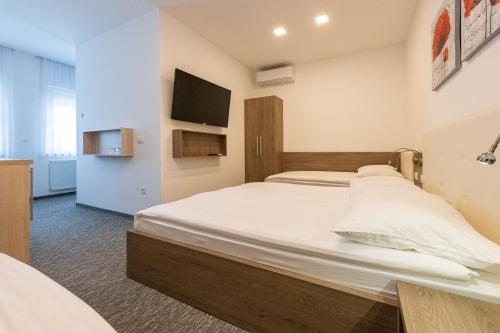 Postel nebo postele na pokoji v ubytování Apartmaji in sobe RaMar