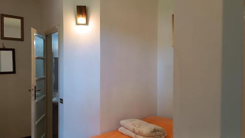 una habitación con una pared blanca con una luz en ella en Viandante, en Lecco