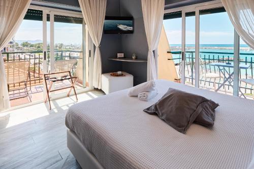 a bedroom with a bed with a view of the ocean at Hotel Zia Piera in Chiavari