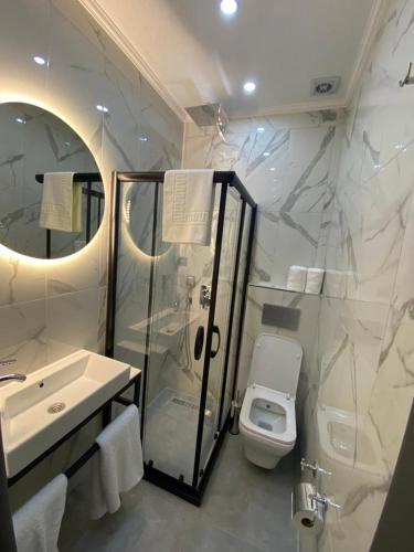 イスタンブールにあるSantra Bosphorus Hotelのバスルーム(洗面台、トイレ、鏡付)