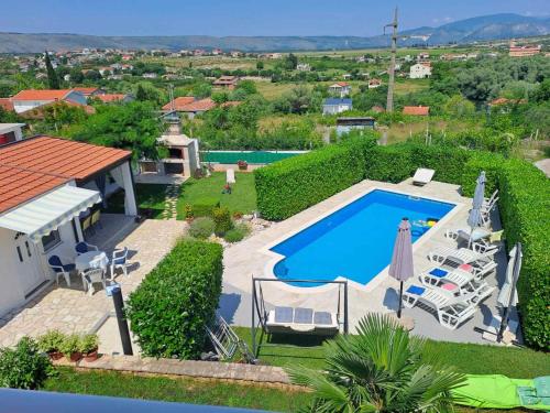 una vista aérea de una piscina y una casa en Villa Panorama, en Blagaj