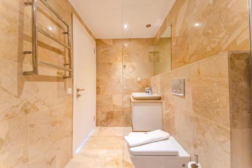 uma casa de banho com um WC e um chuveiro em Luxus Villa Skyla mit 5 Schlafzimmern & Meer-Blick em Kas